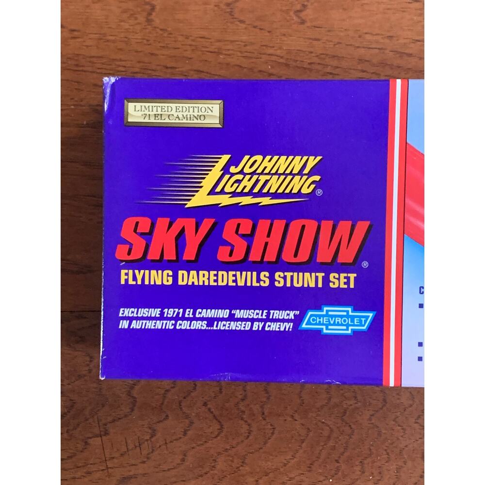 Johnny Lightning Sky Show Daredevil Stunt Set with Green Car